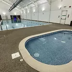 Nantucket - Part Of The The Bay Village With Pool, Gym And Direct Access, Pub, Restaurant, Tennis And Meadows Walks *