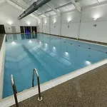 Nantucket - Part Of The The Bay Village With Pool, Gym And Direct Access, Pub, Restaurant, Tennis And Meadows Walks Holiday home *