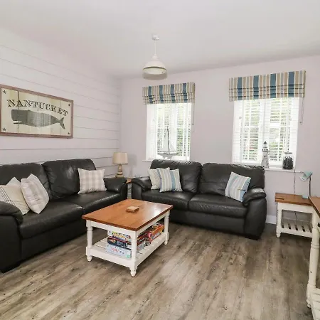 Nantucket - Part Of The The Bay Village With Pool, Gym And Direct Access, Pub, Restaurant, Tennis And Meadows Walks