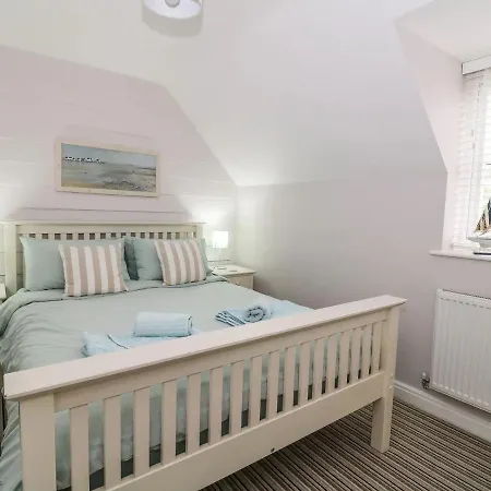 Nantucket - Part Of The The Bay Village With Pool, Gym And Direct Access, Pub, Restaurant, Tennis And Meadows Walks *