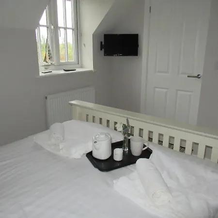 Nantucket - Part Of The The Bay Village With Pool, Gym And Direct Access, Pub, Restaurant, Tennis And Meadows Walks *