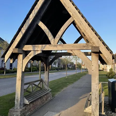 Nantucket - Part Of The The Bay Village With Pool, Gym And Direct Access, Pub, Restaurant, Tennis And Meadows Walks *