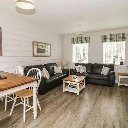 Nantucket - Part Of The The Bay Village With Pool, Gym And Direct Access, Pub, Restaurant, Tennis And Meadows Walks