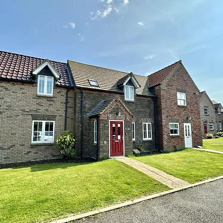 Nantucket - Part Of The The Bay Village With Pool, Gym And Direct Access, Pub, Restaurant, Tennis And Meadows Walks