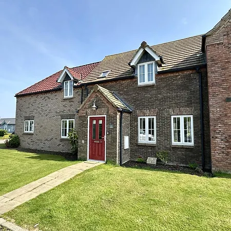 Nantucket - Part Of The The Bay Village With Pool, Gym And Direct Access, Pub, Restaurant, Tennis And Meadows Walks