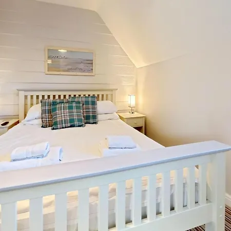 Hébergement de vacances Nantucket - Part Of The The Bay Village With Pool, Gym And Direct Access, Pub, Restaurant, Tennis And Meadows Walks *