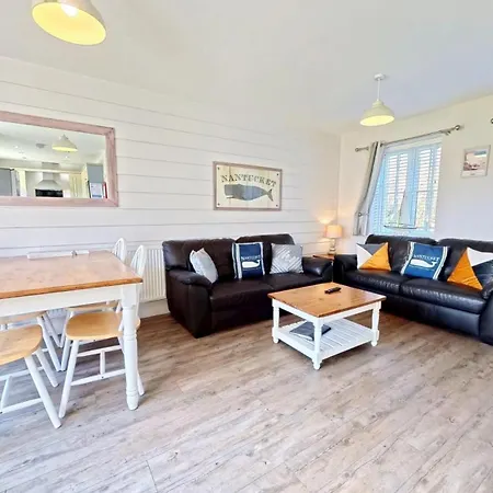 Nantucket - Part Of The The Bay Village With Pool, Gym And Direct Access, Pub, Restaurant, Tennis And Meadows Walks Holiday home *