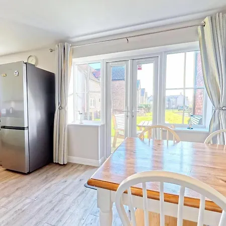 Nantucket - Part Of The The Bay Village With Pool, Gym And Direct Access, Pub, Restaurant, Tennis And Meadows Walks Holiday home