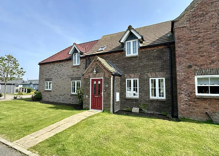 Nantucket - Part Of The The Bay Village With Pool, Gym And Direct Access, Pub, Restaurant, Tennis And Meadows Walks