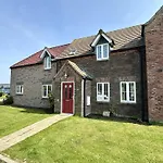 Nantucket - Part Of The The Bay Village With Pool, Gym And Direct Access, Pub, Restaurant, Tennis And Meadows Walks