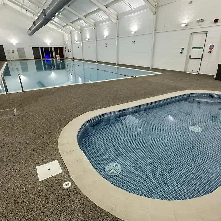 Nantucket - Part Of The The Bay Village With Pool, Gym And Direct Access, Pub, Restaurant, Tennis And Meadows Walks *